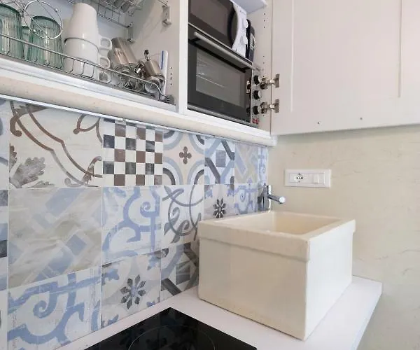 Via Ricasoli 8 * Ostuni